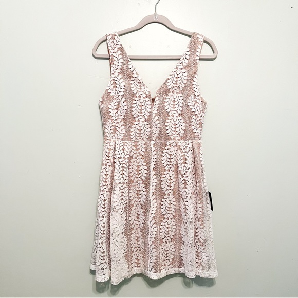 Lulu’s Dress All of My Heart White Lace Skater Dress Sz M NWT V Neck Sleeveless - Picture 4 of 14